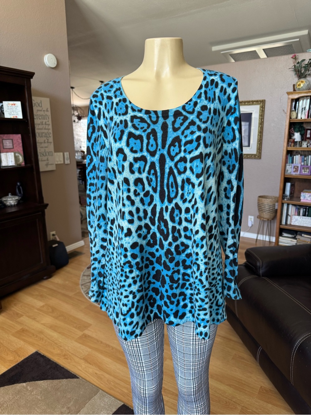 Boutique blue leopard long sleeves scoop neckline lightweight sweater-16/18